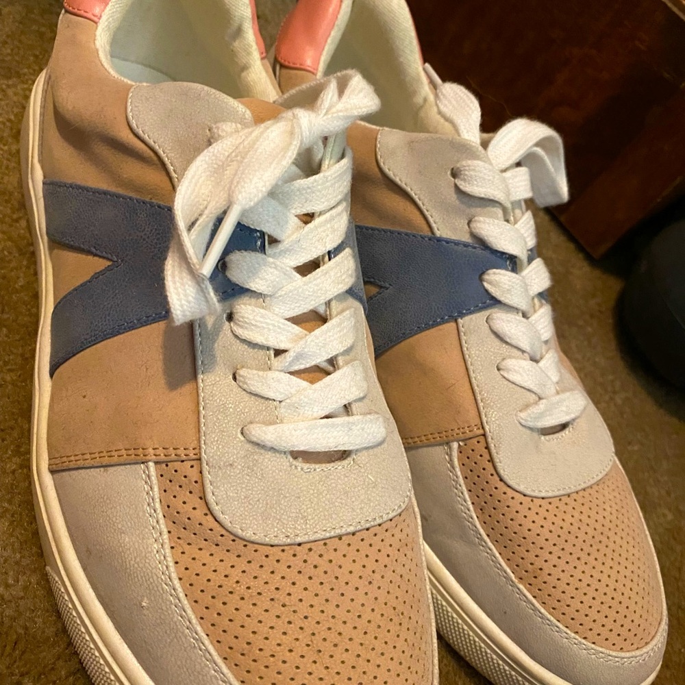 Casual sneakers
